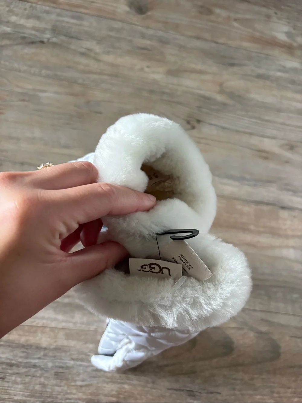 NWT UGG Women's White Quilted Touch Screen Sheepskin Cuff Gloves Size S/M